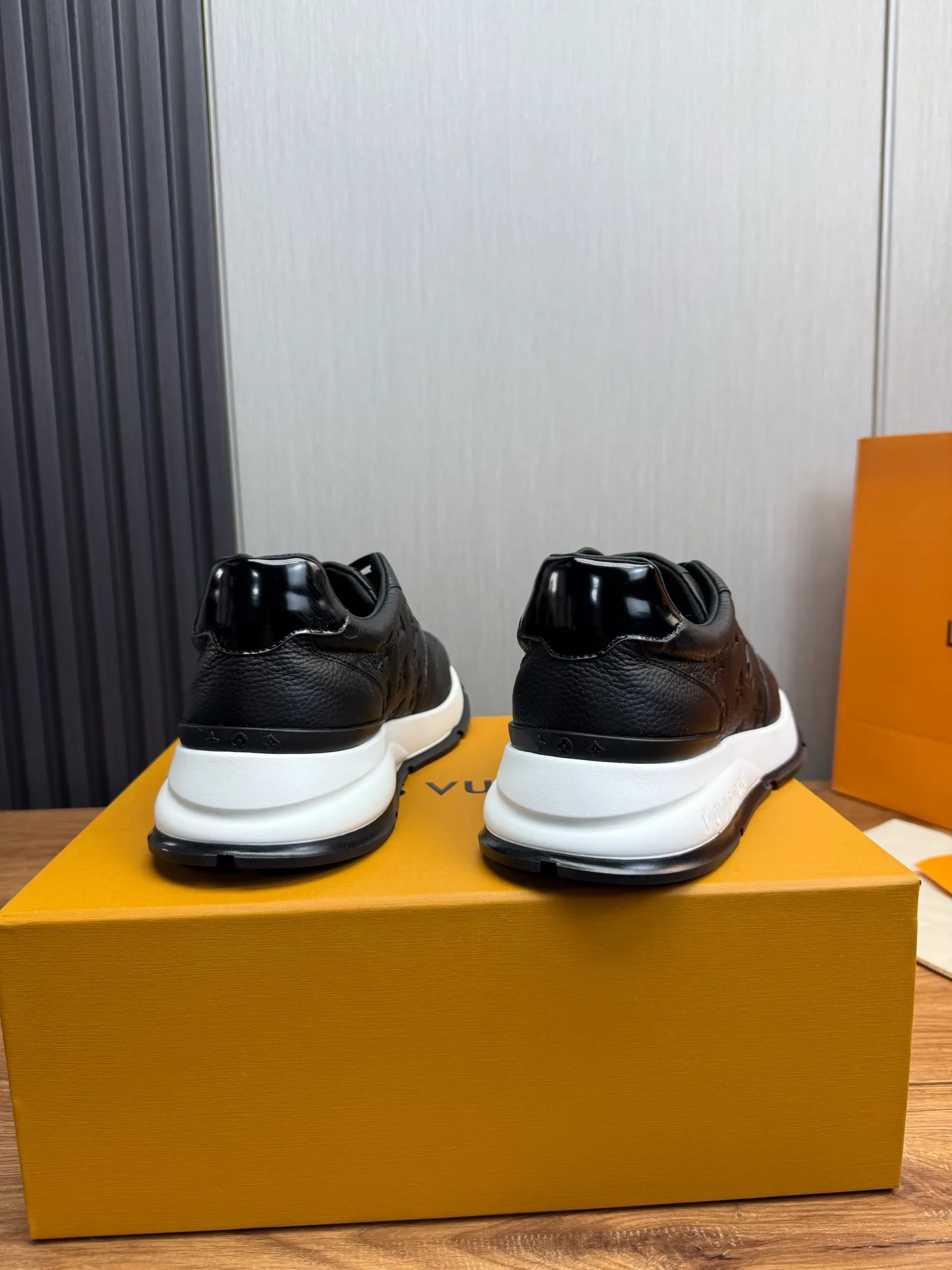 Men's men's shoes 💰840💰 LOUIS VUITTON [Luden Yiwei] The new trendy Lv is on the market 🎁, casual and fashionable men's shoes 👟Original 1:1 shipment✅ The upper is made of imported brand leather + cowhide lining, the original wear-resistant rubber outsole, the version is simple and elegant, exclusive for trendy men. 38-44 (customized at 38.45)